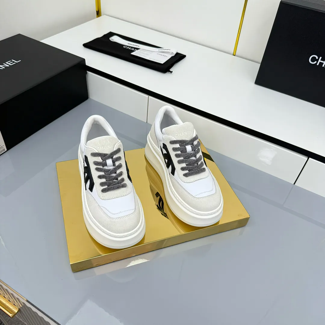 👟👟Ex-factory price 660👟👟 Top version! Chanel Chanel panda shoes! 2025 counter's top casual sports shoes. This classic design; the upper is electro-embroidered with a variety of techniques; the outsole is fashionable and sporty; the unusual inclusion of a variety of color matching elements... The diversified mix and match is very good-looking and versatile, and can be used for leisure, fashion, sports, and outdoor... ꫛꫀꪝ Go➫ Materials: ❶Upper made of: original imported first-layer silk cowhide + original waterproof cloth + original first-layer cowhide ❷Inner lining: Original Yangli+wang ❸ Outsole based on: Original TPU combination outsole Counter boutique packaging complete set for women 35–41